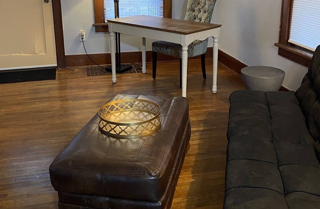Cheerful 2 Bedroom Home with Parking and WiFi