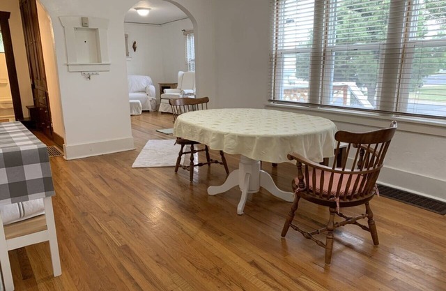 Cheerful 2 bedroom home in Avenues