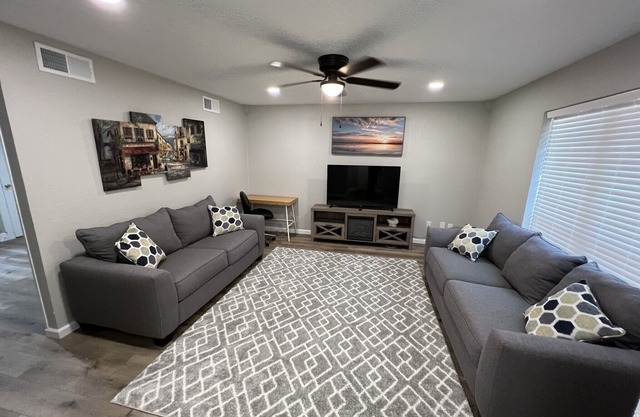 Cheerful 2 bedroom home 20 minutes from downtown