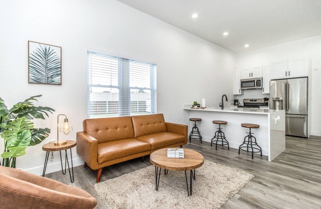Cheerful 2-bedroom home with free parking/Wi-Fi