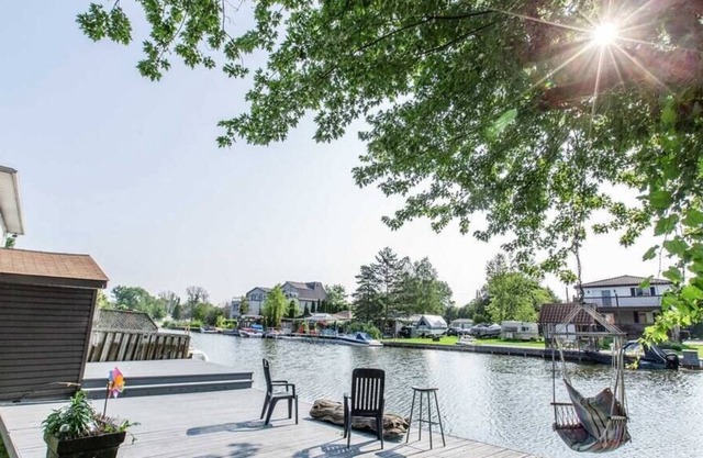 Cheerful 2BR-2Bath Cottage by the Lake, Parking