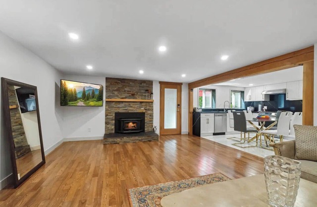 Cheerful 2BR Oasis In North Van
