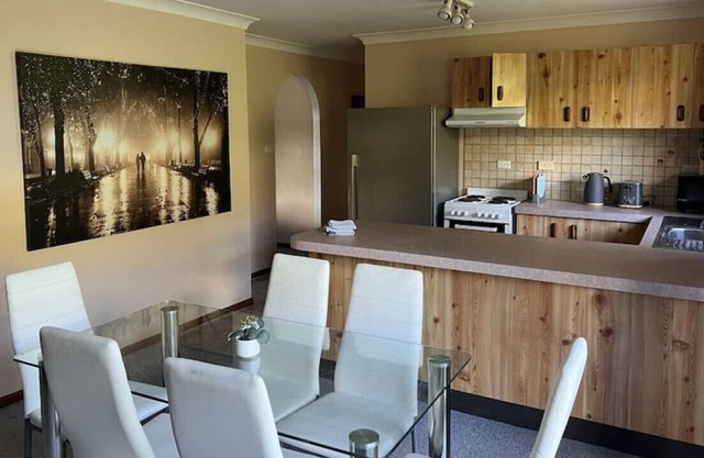 Cheerful 3 bedroom home with lock up parking