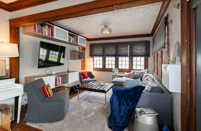 Cheerful 3 Bedroom/2 Bathroom Bungalow w/private Hot Tub + Private Deck/Patio