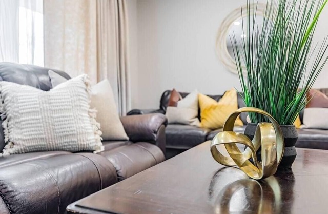 Cheerful 3 Bedroom - 2 Bath House Free Parking