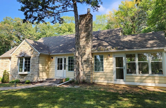 Cheerful 3-bedroom in Wayzata on private wooded lot