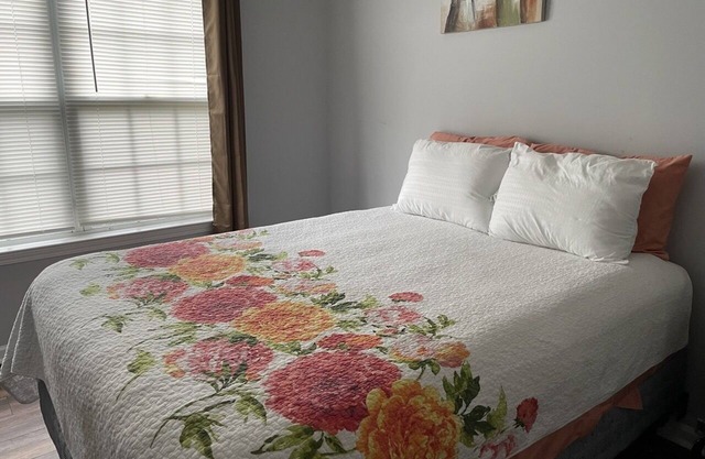 Cheerful 3-bedroom residential home w/fireplace