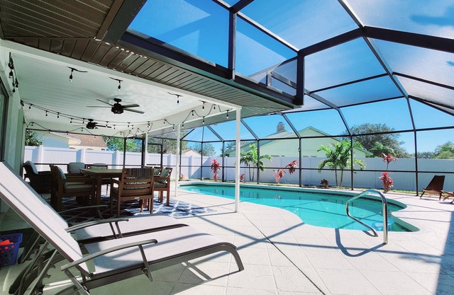 Cheerful 3 bedroom,resurfaced pool home. 15 minutes from Siesta Beach. Remodeled