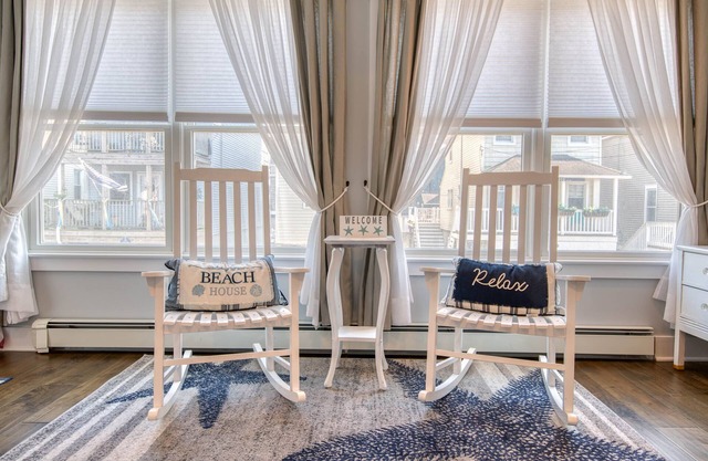 Cheerful 3 br home ~ One block to beach & Downtown