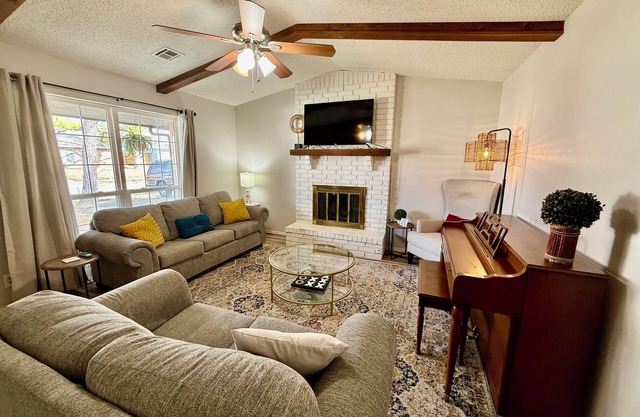 Cheerful 3-br home w/gourmet coffee bar, patio, fenced backyard