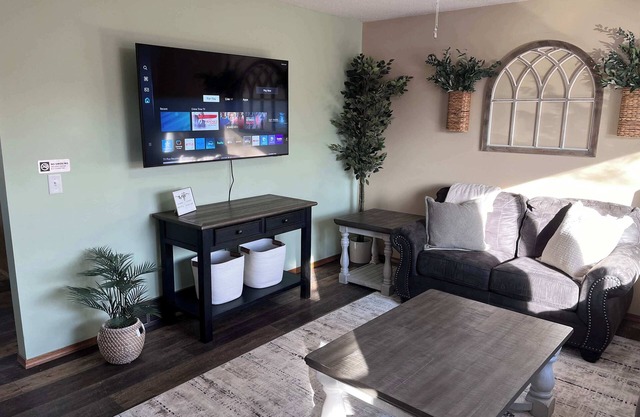 Cheerful 4-Bedroom with Garage