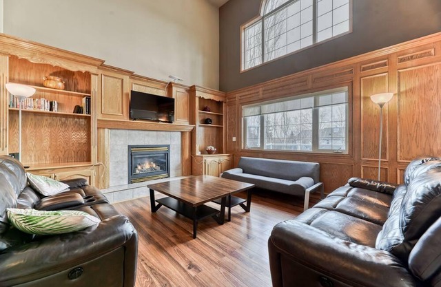 Cheerful 5-bedroom home close to Chestermere lake