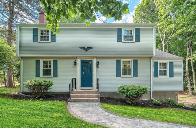 Cheerful 5-bedrooms home located on a cul-de-sac in a quiet neighborhood.