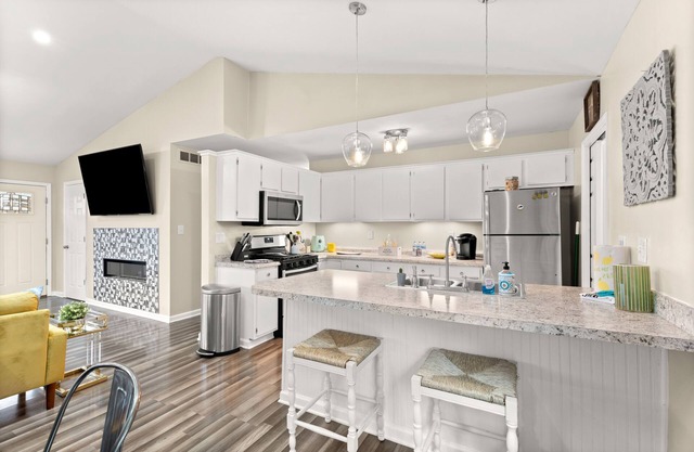 😃 Cheerful and cozy, 3 bedroom home 🏡 recessed into a wooden lot