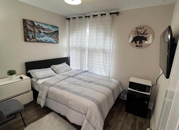 Cheerful and Cozy Bedroom with a street view close to Airport in the Heart of Brampton