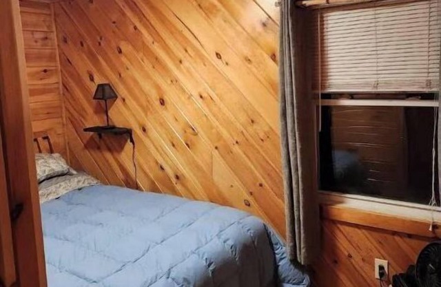Cheerful, clean 2-bedroom cabin on Moose River