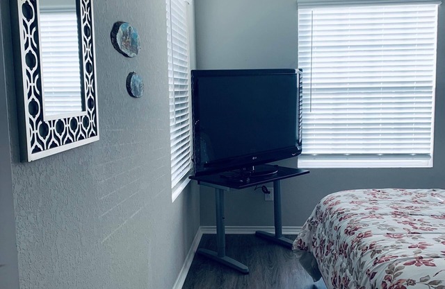 Cheerful Comfortable Three Bedroom Home - 20 minutes from Downtown
