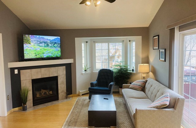Cheerful Condo w/Hot Tub access, 15 min from Beaver Creek