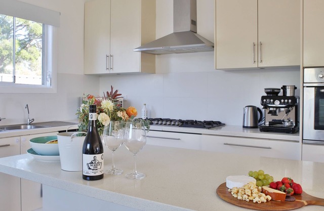 Cheerful Cottage Perfect for groups - Pool Table, Fire pit, Wifi & AC