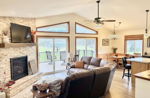 Cheerful cottage w/fireplace. Great location for exploring the Lake Pepin area!