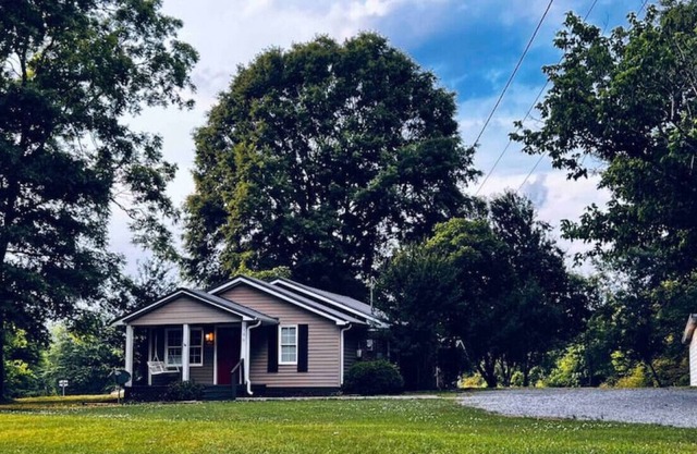 Cheerful Country Home With Free Parking And Wifi!