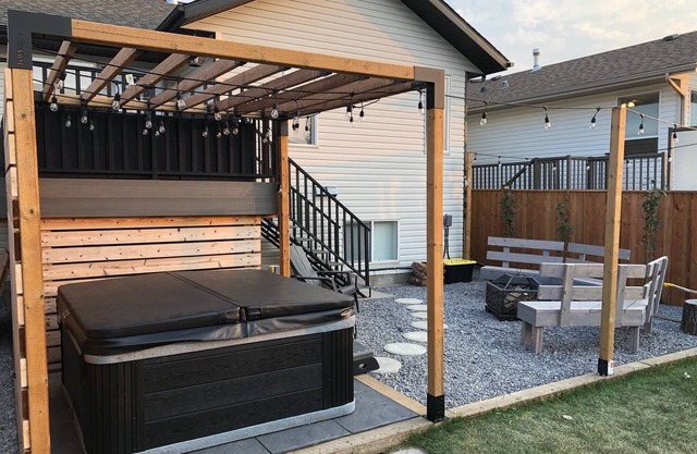 Cheerful, cozy 4 bedroom house w/hot tub and firepit area