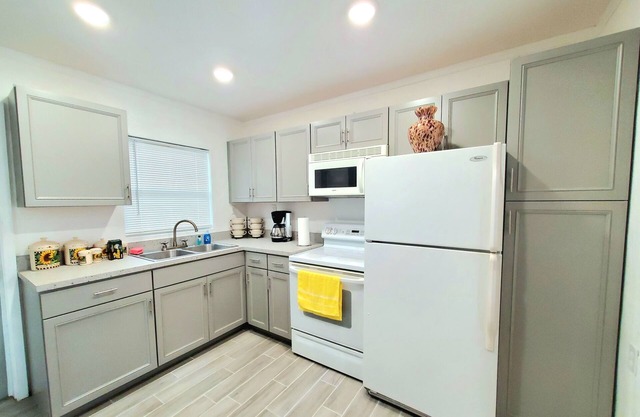 Cheerful newly remodeled 2 bedroom home