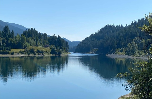 Cheerful riverfront cottage - views, recreation, relaxation!