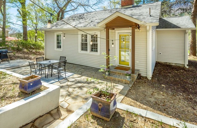 Cheerful St. Elmo Cottage | CLOSE to Downtown | Dog Friendly
