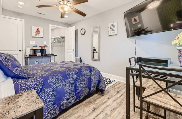 Cheerful studio w/ private entrance & parking