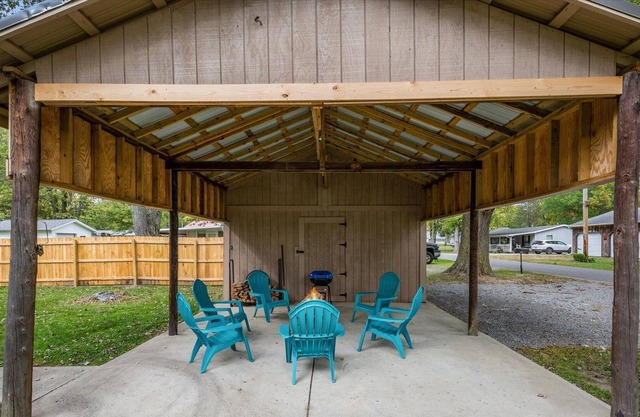 Cheerful Two Bedroom Indian Lake Retreat!