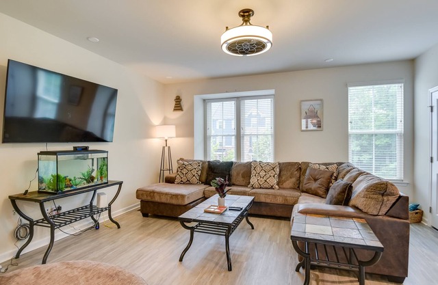 Chesapeake Retreat - Pool Access & Near Beaches!