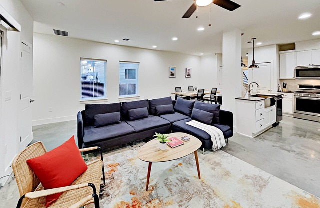 Chestnut Retreat | Home Office, Garage & Screened Deck | 3 Min to Downtown