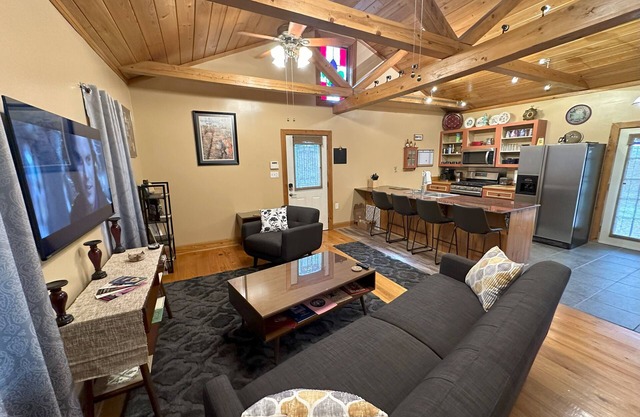 Chez Le Fleur: A cozy 2-bedroom home in Scott, LA