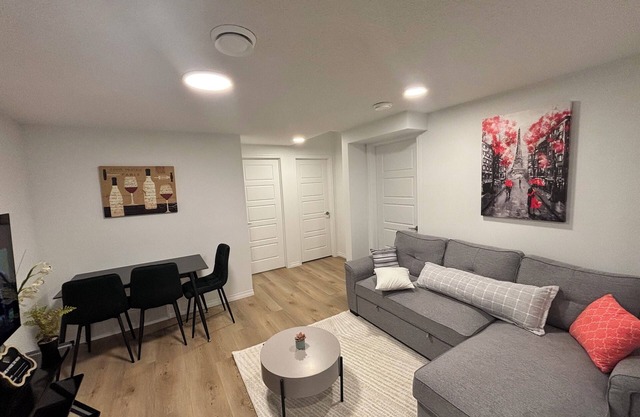 Chezeey’s Home - Refresh, Relax, Work & Unwind - new beautiful basement suite