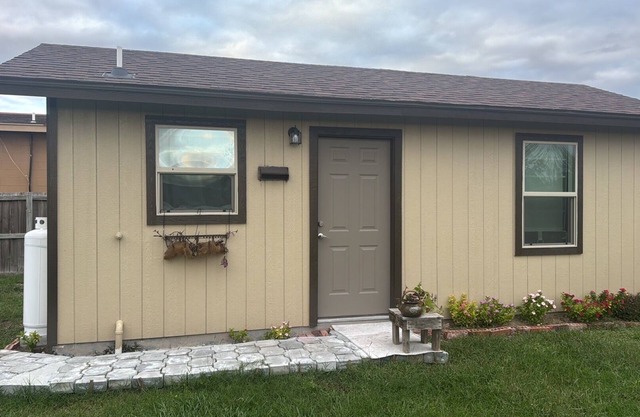 Chic 1-bedroom apartment located on Ocean Blvd hwy 100. Approx. 20 miles to SPI