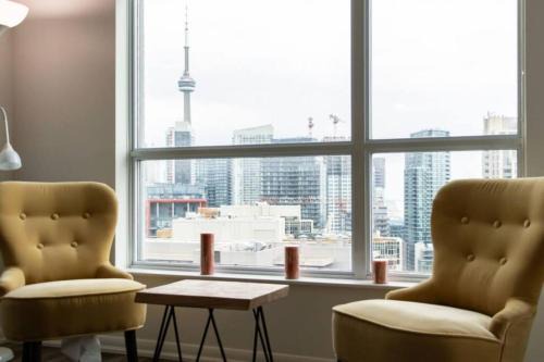 Chic 1BR Condo Lake and City Views plus Free Parking