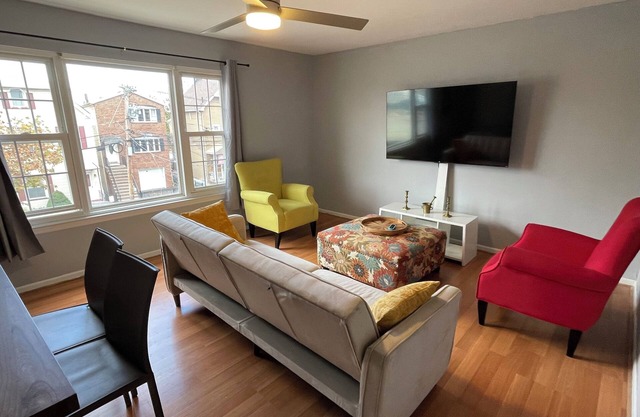 Chic 2Bd - 1Bath, Easy NYC 20 min Train Ride + Parking,