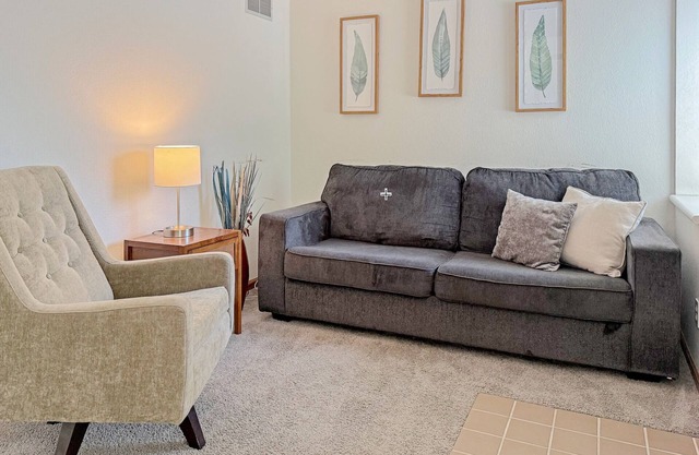 Chic 2BR - 2 min from iCubs