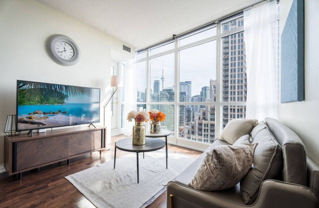 Chic 2BR+D Condo w/Lake & CN Tower Views + Parking