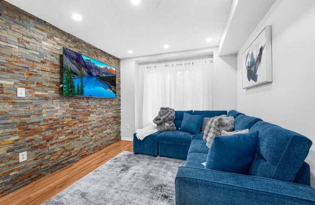 Chic 2BR House, Newly Renovated, Central Spot