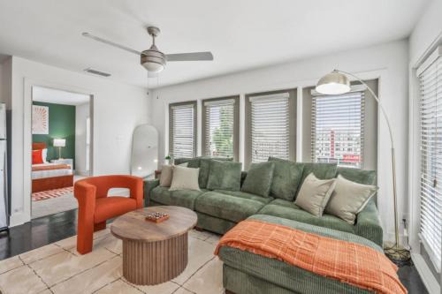 Chic 2BR King Bed Balcony Krog Market Steps to Beltline