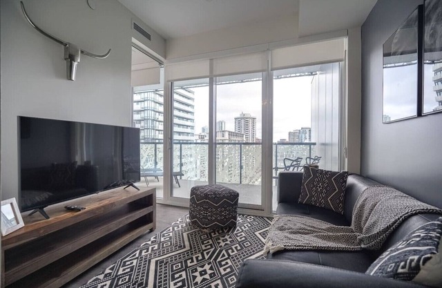 Chic 2BR Oasis with Skyline Views near Berczy Park