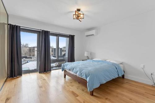 Chic 2BR Top Floor Retreat with Rooftop Near Subway