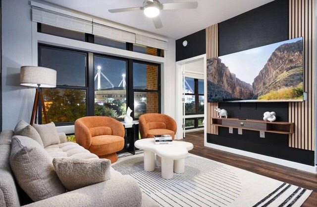 Chic 2BR-w/Parking, Near Rvrwalk, Dome & Conv Ctr