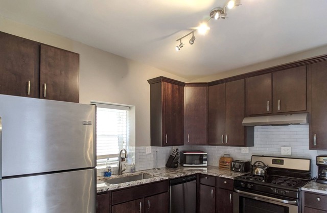 Chic 3-bedroom apartment with AC, WiFi in vibrant Roscoe Village