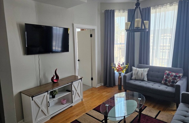 Chic 3-bedroom apartment with WiFi, AC in welcoming Chicago