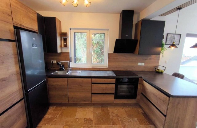 Chic 3-bedroom apartment with WiFi, AC in cool Kunje