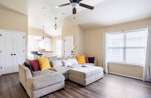 Chic and Cozy: Your Ideal 3BR, 2BA Escape !