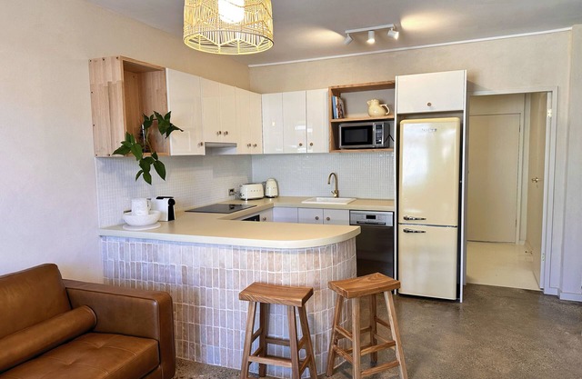 Chic Beachside Escape: Modern 2-Bedroom Apartment in Beautiful Coffs Harbour